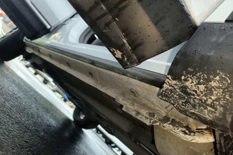 Used Dongfeng Aeolus Huge 2022 Mach Dual-Motor 1.5T MHD Dare-to-Dream Edition Right Side Sill