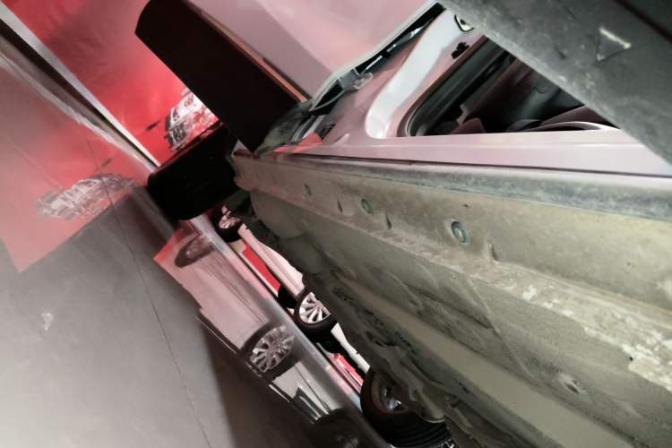 Used Dongfeng Aeolus Huge 2022 Mach Power 1.5T Dare-to-Love Edition Right Side Sill