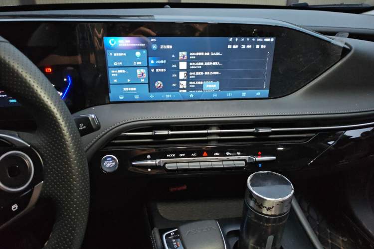 Used Dongfeng Aeolus Huge 2024 Mach Power 1.5T Luxury Model Audio And AC Panel