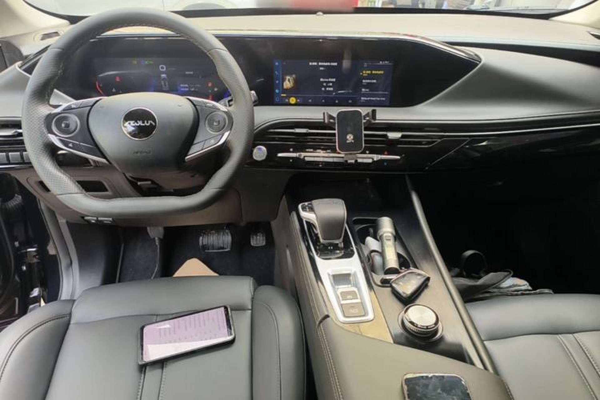 Used Dongfeng Aeolus Huge 2024 Mach Power 1.5T Luxury Model Center Console