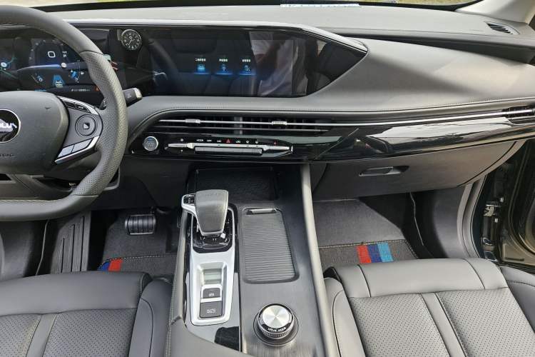 Used Dongfeng Aeolus Huge 2024 Mach Power 1.5T Premium Model Audio And AC Panel