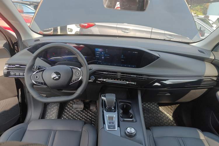 Used Dongfeng Aeolus Huge 2025 Mach Power 1.5T Luxury Version Center Console