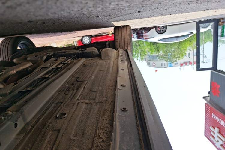 Used Dongfeng Aeolus Huge 2025 Mach Power 1.5T Luxury Version Right Side Sill