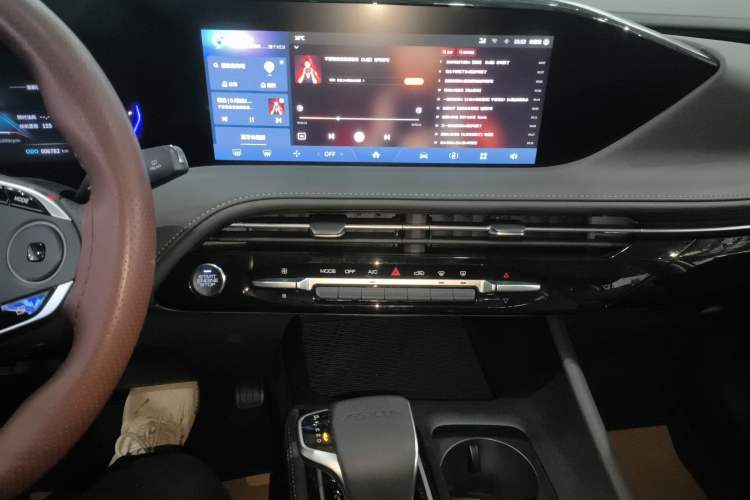 Used Dongfeng Aeolus Huge 2025 Mach Power 1.5T Luxury Version Audio And AC Panel