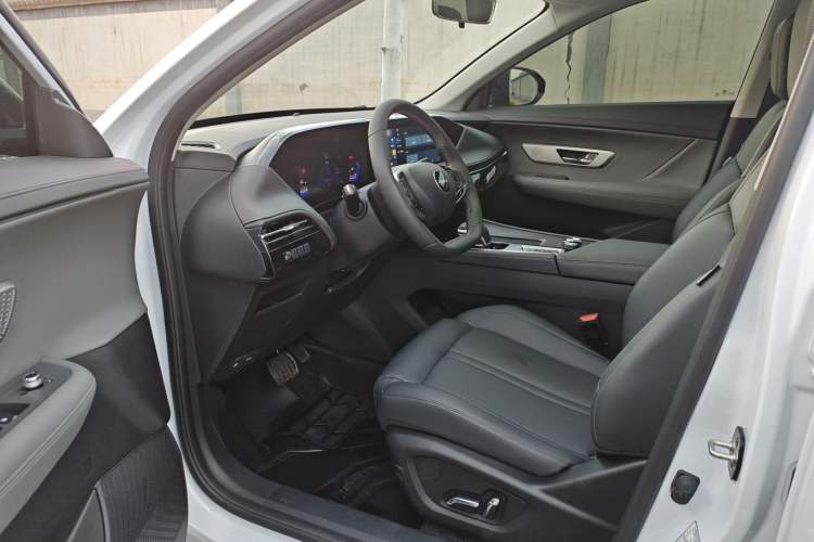 Used Dongfeng Aeolus Huge 2025 Mach Power 1.5T Luxury Version Interior 1