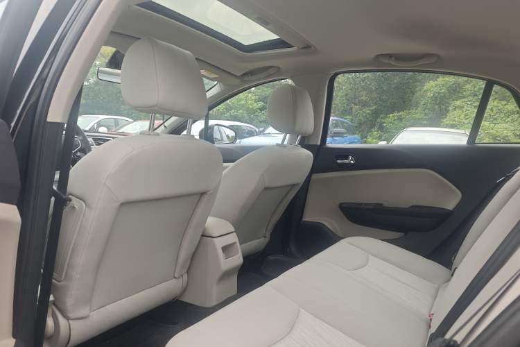 Used Dongfeng Aeolus L60 2015 1.6L Manual New Dynamic Model Interior 2