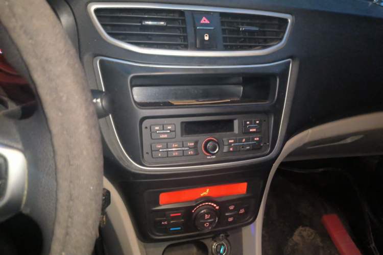 Used Dongfeng Aeolus L60 2015 1.8L Manual New Enjoyment Version Audio And AC Panel