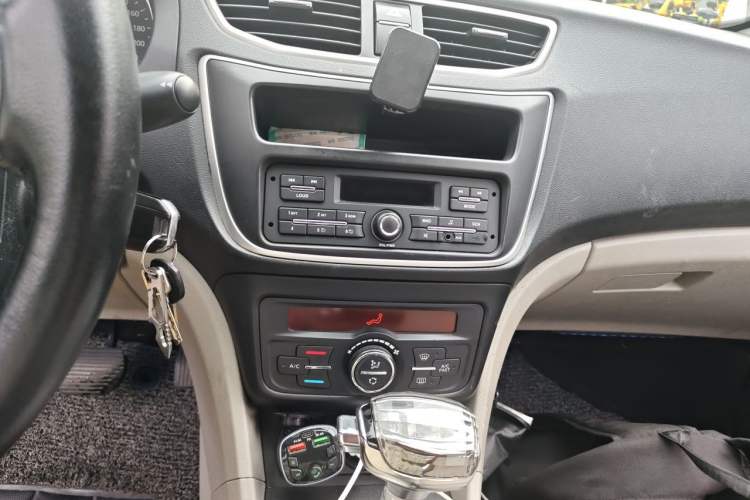 Used Dongfeng Aeolus L60 2015 1.8L Automatic New Enjoyment Model Audio And AC Panel