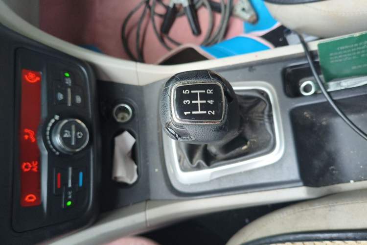 Used Dongfeng Aeolus L60 2015 1.8L Manual New Enjoyment Version Gear Lever