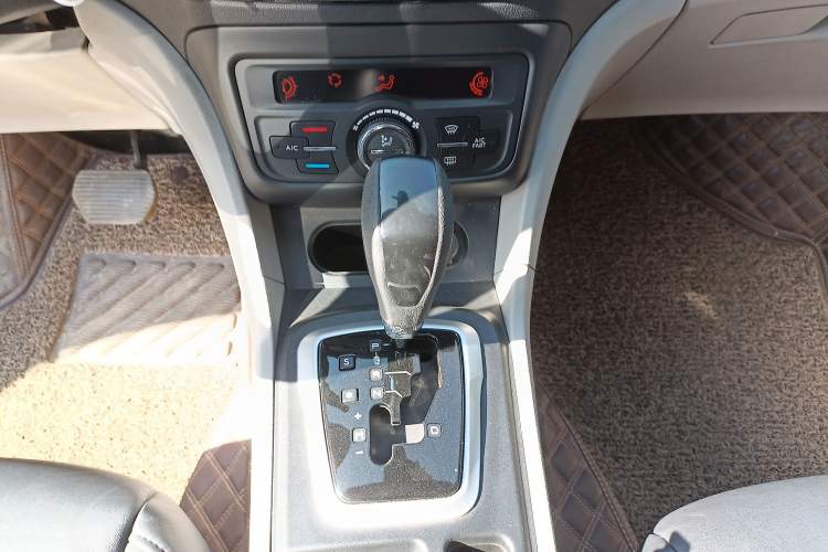 Used Dongfeng Aeolus L60 2015 1.8L Automatic New Enjoyment Model Gear Lever