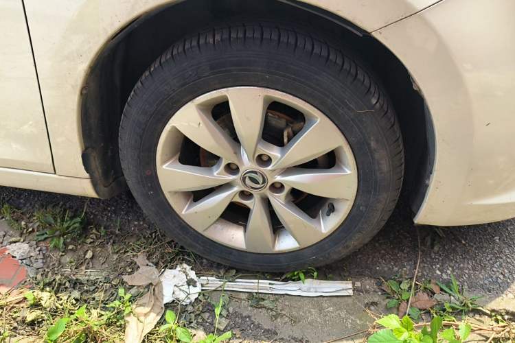 Used Dongfeng Aeolus L60 2015 1.6L Manual New Dynamic Model Right Front Wheel Hub