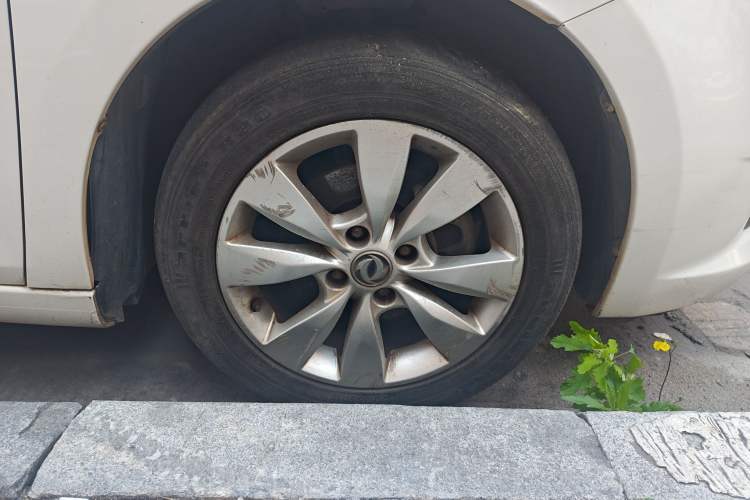 Used Dongfeng Aeolus L60 2015 1.8L Automatic New Enjoyment Model Right Front Wheel Hub