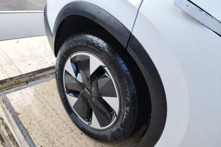Used Dongfeng Aeolus L7 New Energy 2024 205 Plus Right Rear Wheel Hub
