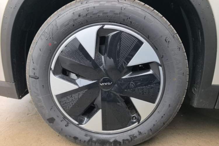 Used Dongfeng Aeolus L7 New Energy 2025 205 Ultra-Long Range Indulgence Version Left Front Wheel Hub