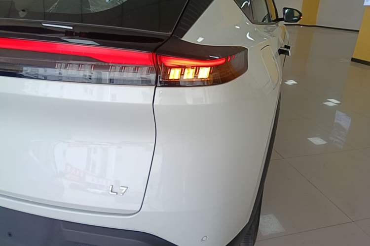 Used Dongfeng Aeolus L7 New Energy 2025 205 Ultra-Long Range Deluxe Edition Right Rear Taillight