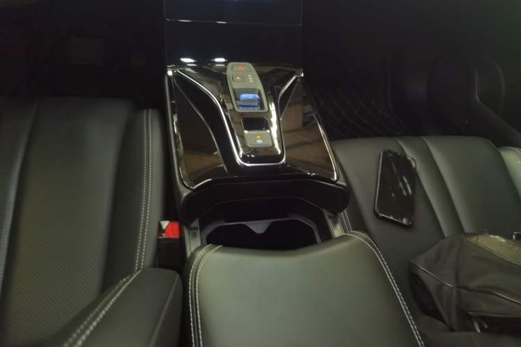 Used Dongfeng Aeolus Mage 2024 Honor Edition 1.5T Fashion Model Gear Lever