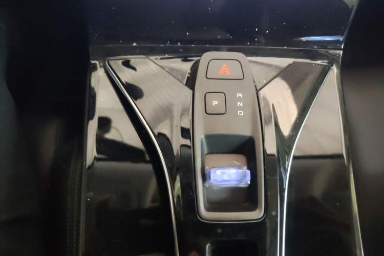 Used Dongfeng Aeolus Mage 2024 Honor Edition 1.5T Luxury Model Gear Lever