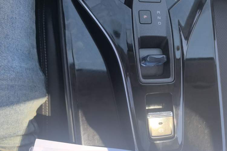 Used Dongfeng Aeolus Mage 2023 DH-i 1.5T Luxury Edition Gear Lever