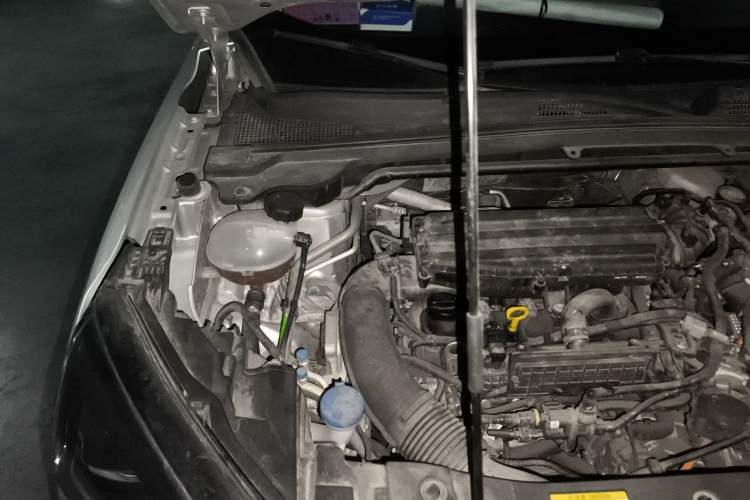 Used Dongfeng Aeolus Mage 2023 DH-i 1.5T Prestige Edition Engine Bay Right