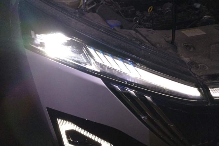 Used Dongfeng Aeolus Mage 2023 DH-i 1.5T Luxury Edition Right Front Headlight