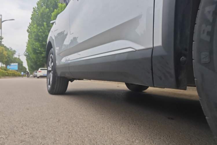 Used Dongfeng Aeolus Mage 2023 DH-i 1.5T Luxury Edition Right Side Sill