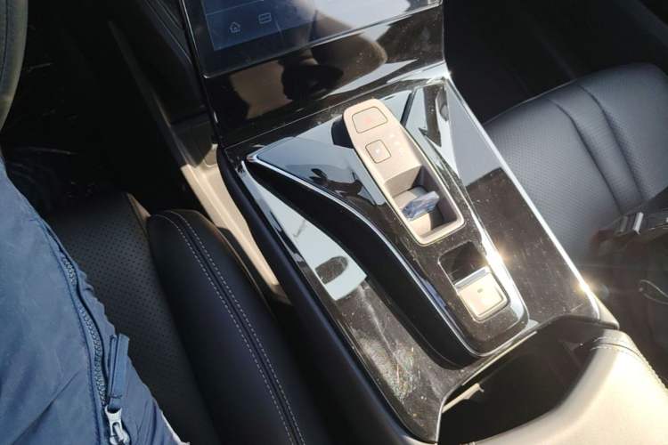 Used Dongfeng Aeolus Mage 2023 DH-i 1.5T Luxury Edition Gear Lever