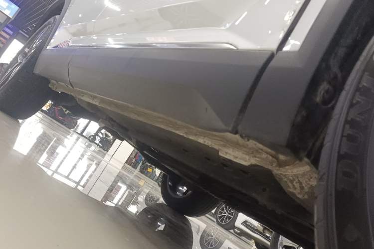 Used Dongfeng Aeolus Mage 2023 DH-i 1.5T Prestige Edition Right Side Sill