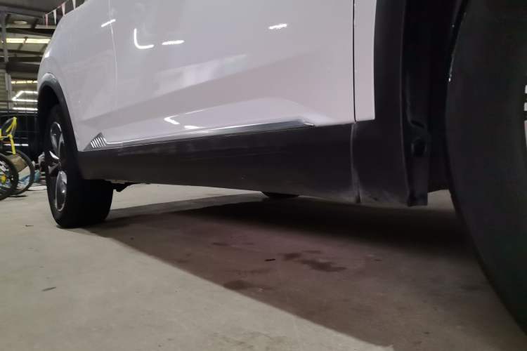 Used Dongfeng Aeolus Mage 2023 DH-i 1.5T Luxury Edition Right Side Sill