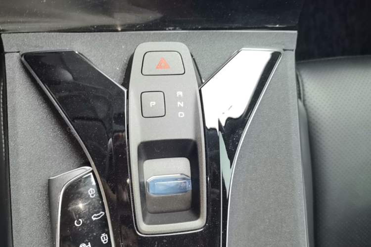 Used Dongfeng Aeolus Mage 2024 Honor Edition 1.5T Luxury Model Gear Lever