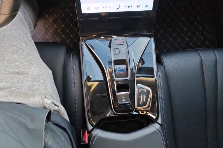 Used Dongfeng Aeolus Mage 2024 Honor Edition 1.5T Luxury Model Gear Lever