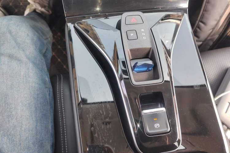 Used Dongfeng Aeolus Mage 2024 Honor Edition 1.5T Luxury Model Gear Lever