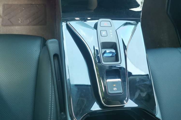 Used Dongfeng Aeolus Mage 2024 Honor Edition 1.5T Fashion Model Gear Lever