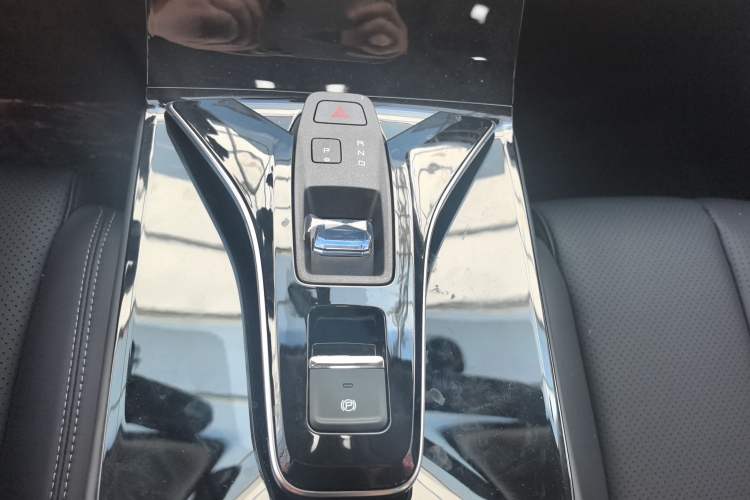 Used Dongfeng Aeolus Mage 2024 Honor Edition 1.5T Fashion Model Gear Lever