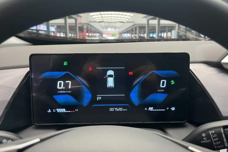 Used Dongfeng Aeolus Mage 2024 Honor Edition 1.5T Fashion Model Odometer Close Up