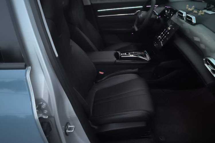Used Dongfeng Aeolus Mage 2024 Honor Edition 1.5T Fashion Model Right Front Seat