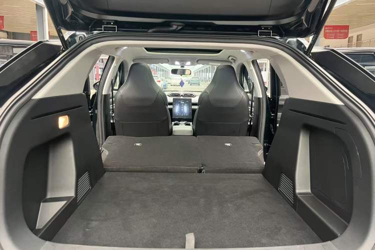 Used Dongfeng Aeolus Mage 2024 Honor Edition 1.5T Fashion Model Trunk