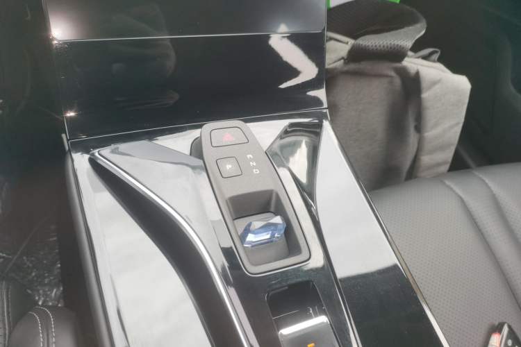 Used Dongfeng Aeolus Mage 2024 Honor Edition 1.5T Fashion Model Gear Lever