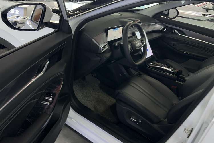 Used Dongfeng Aeolus Mage 2024 HONOR Edition DH-i 1.5T Luxury Model Interior 2