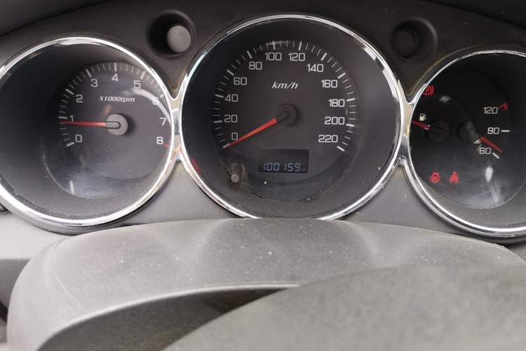 Used Dongfeng Aeolus S30 2013 1.6L Manual Entry-Level Model Odometer Close Up