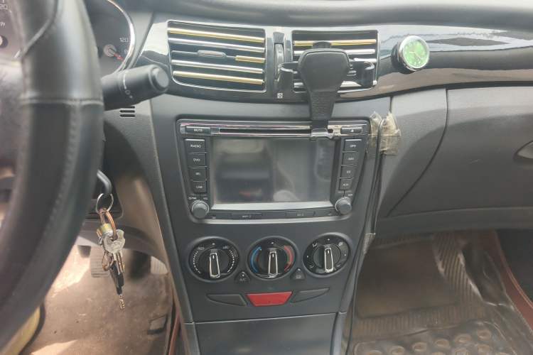 Used Dongfeng Aeolus S30 2013 1.6L Manual Dual-Fuel CNG Model Audio And AC Panel