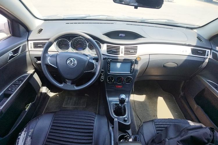 Used Dongfeng Aeolus S30 2013 1.6L Manual Entry-Level Model Center Console