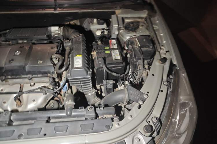 Used Dongfeng Aeolus S30 2013 1.6L Manual Dual-Fuel CNG Model Engine Bay Left