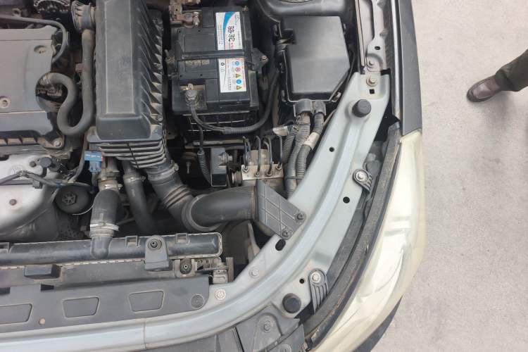 Used Dongfeng Aeolus S30 2013 1.6L Manual Dual-Fuel CNG Model Engine Bay Left
