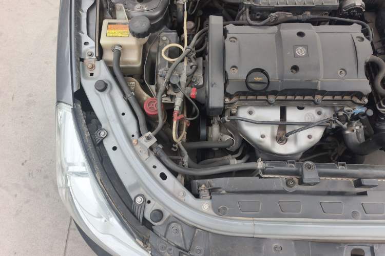 Used Dongfeng Aeolus S30 2013 1.6L Manual Dual-Fuel CNG Model Engine Bay Right
