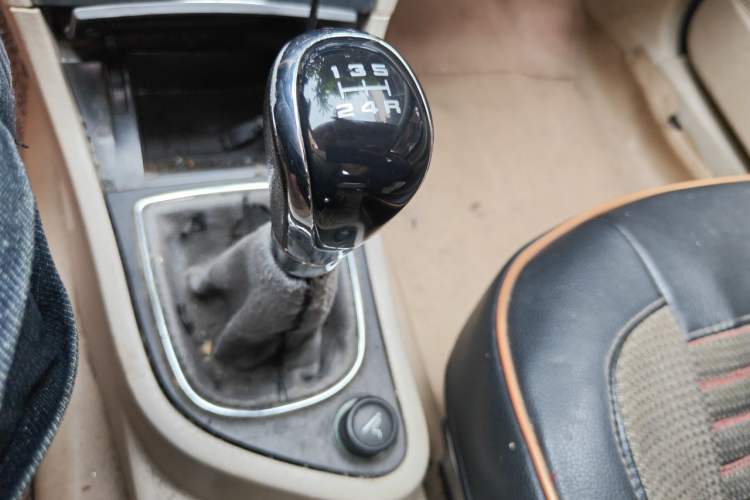 Used Dongfeng Aeolus S30 2013 1.5L Manual Entry-Level Model Gear Lever