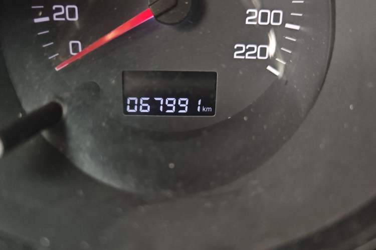 Used Dongfeng Aeolus S30 2013 1.6L Manual Zunya Model Odometer Close Up