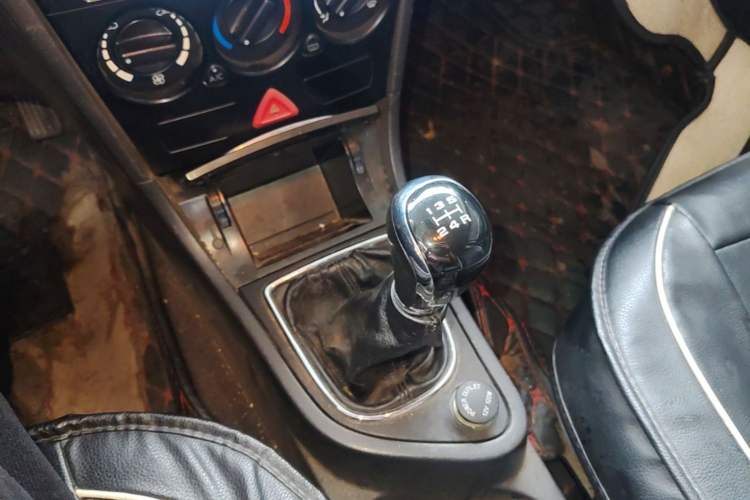 Used Dongfeng Aeolus S30 2014 1.5L Manual Gratitude Edition Gear Lever