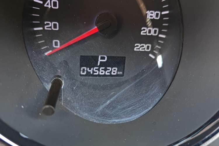 Used Dongfeng Aeolus S30 2014 1.5L Automatic ZunYa Model Odometer Close Up