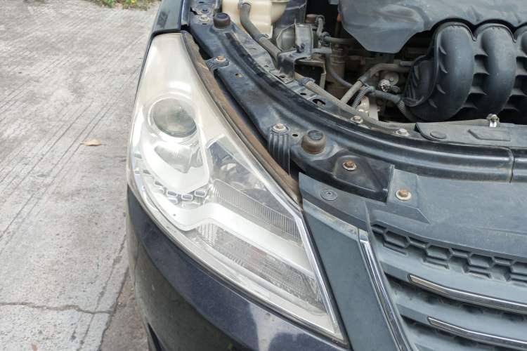 Used Dongfeng Aeolus S30 2014 1.5L Automatic Value Edition Right Front Headlight