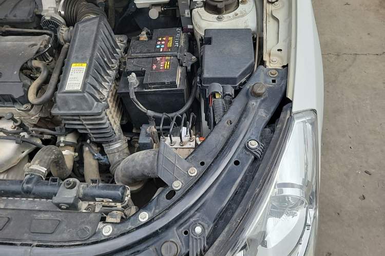 Used Dongfeng Aeolus S30 2014 1.6L Manual Gratitude Edition CNG Engine Bay Left